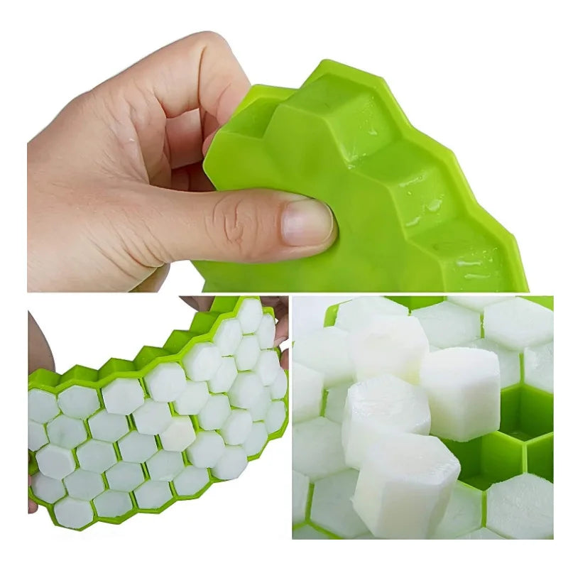 Forma de gelo em silicone com cubos grandes e tampa fechada em fundo branco