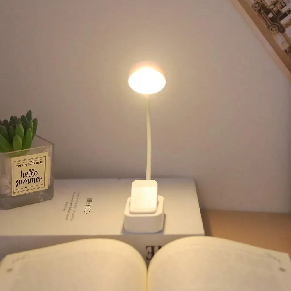 Luminária LED clip ajustável com 3 modos em fundo branco