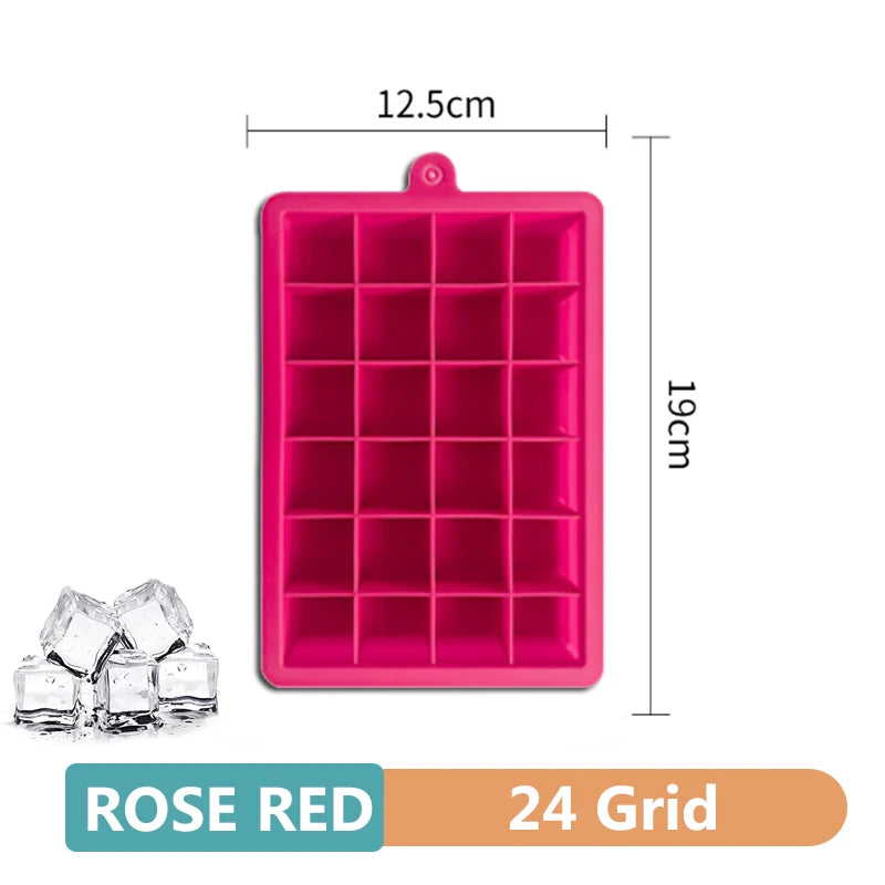 Forma de gelo em silicone com cubos grandes e tampa fechada em fundo branco