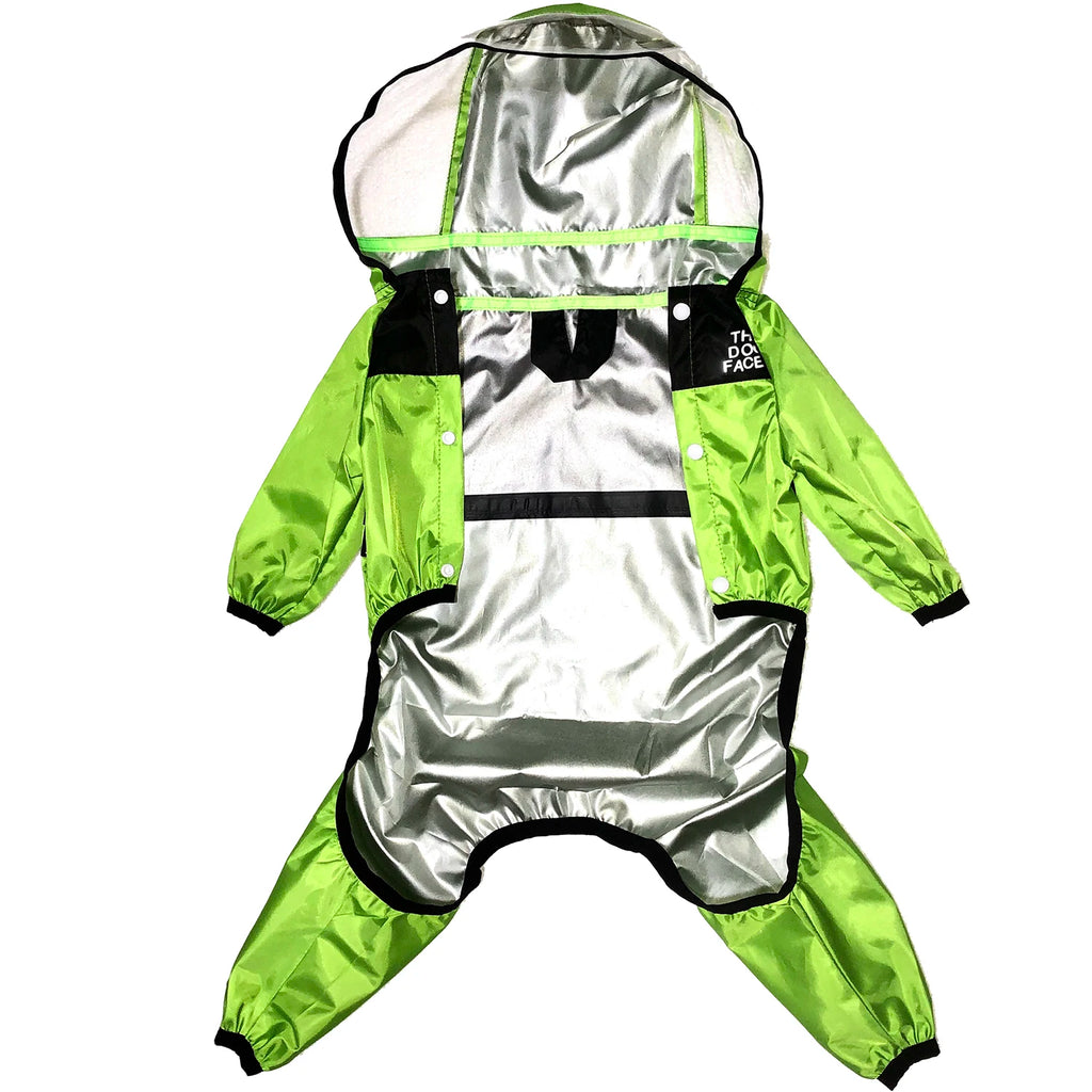 Capa de chuva impermeável para cães com capuz em fundo branco