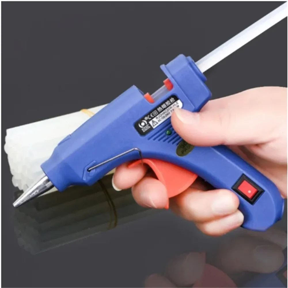 Pistola de cola quente elétrica com bastão de 7 mm em fundo branco