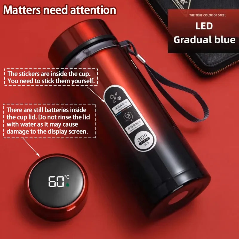 Garrafa térmica inox com display LED de temperatura em fundo branco