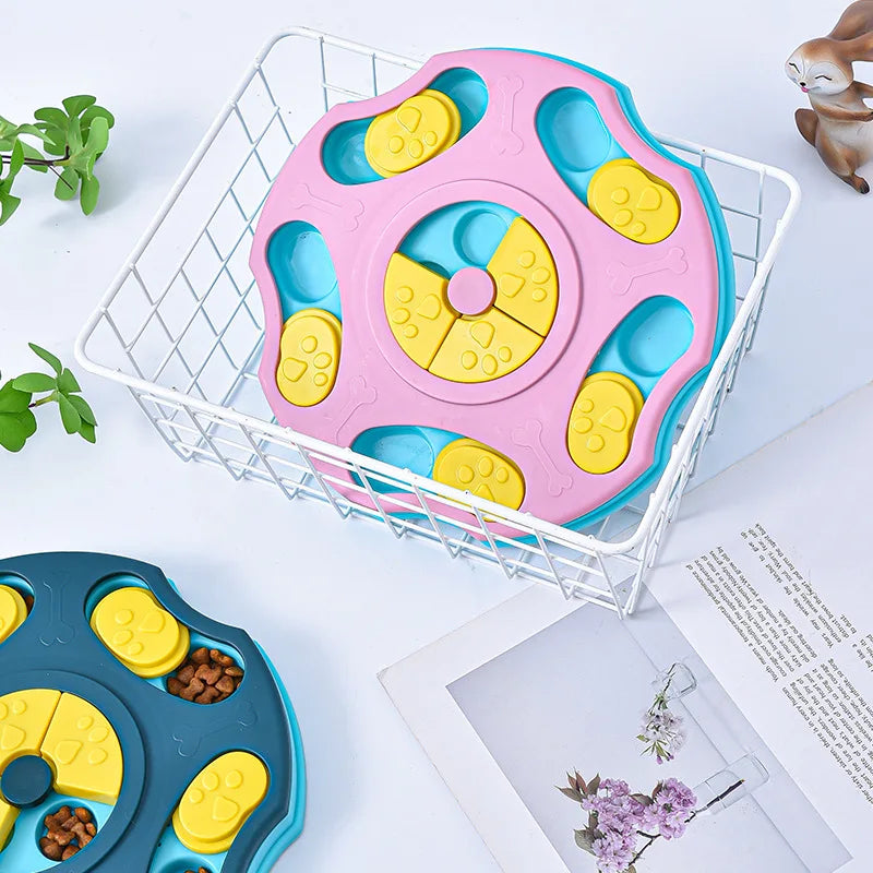 Comedouro puzzle interativo antiderrapante para cães e gatos em fundo branco