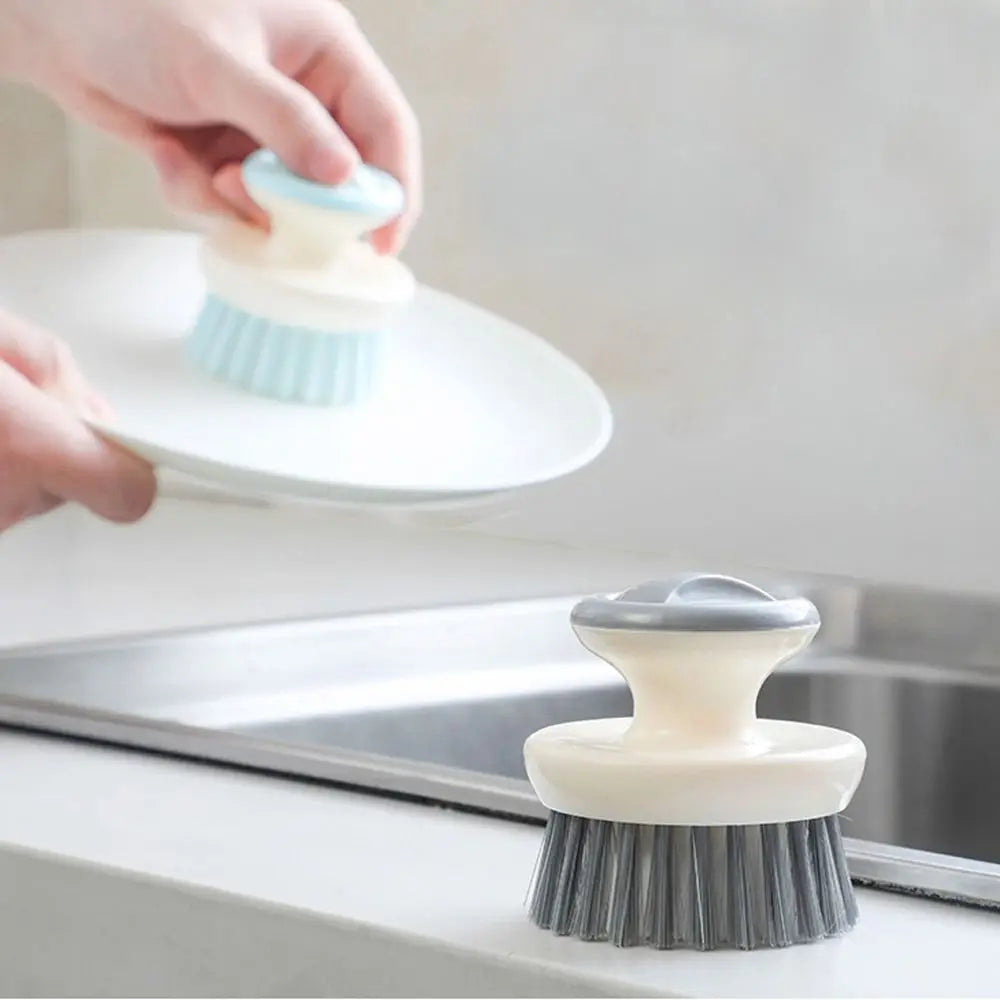 Escova multiuso de limpeza para cozinha com cerdas resistentes em fundo branco