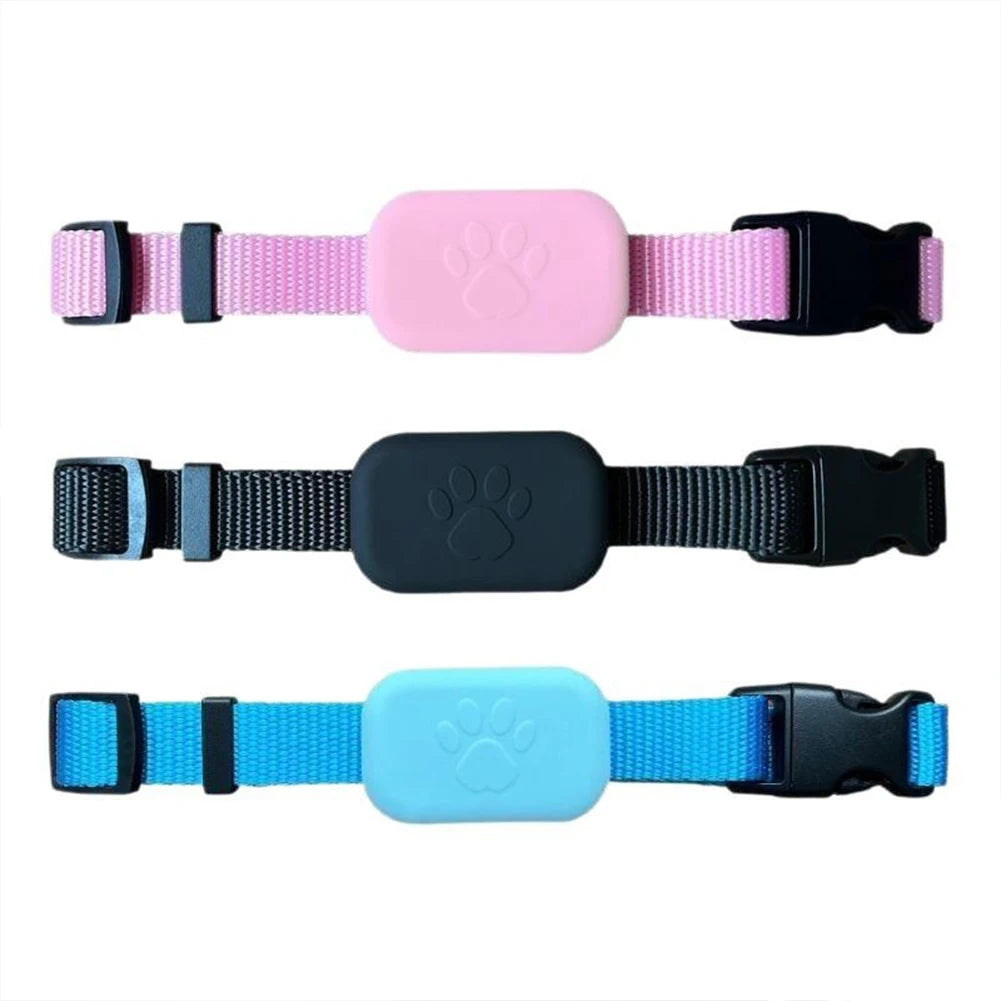 Rastreador GPS para cães e gatos à prova d'água com coleira ajustável em fundo branco
