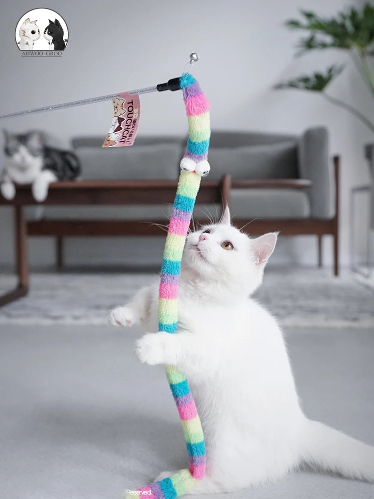 Varinha interativa com penas e sino para gatos em fundo branco