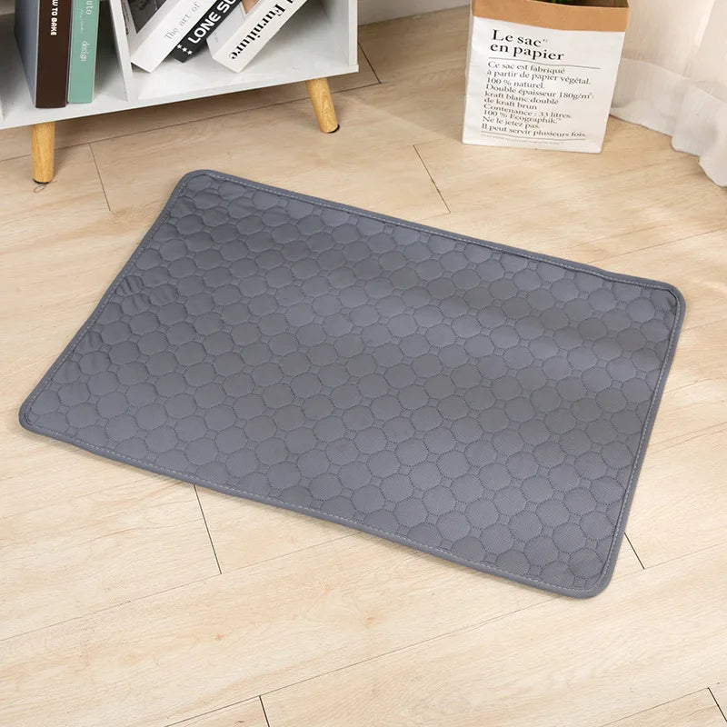 Tapete higiênico lavável reutilizável para cães em fundo branco