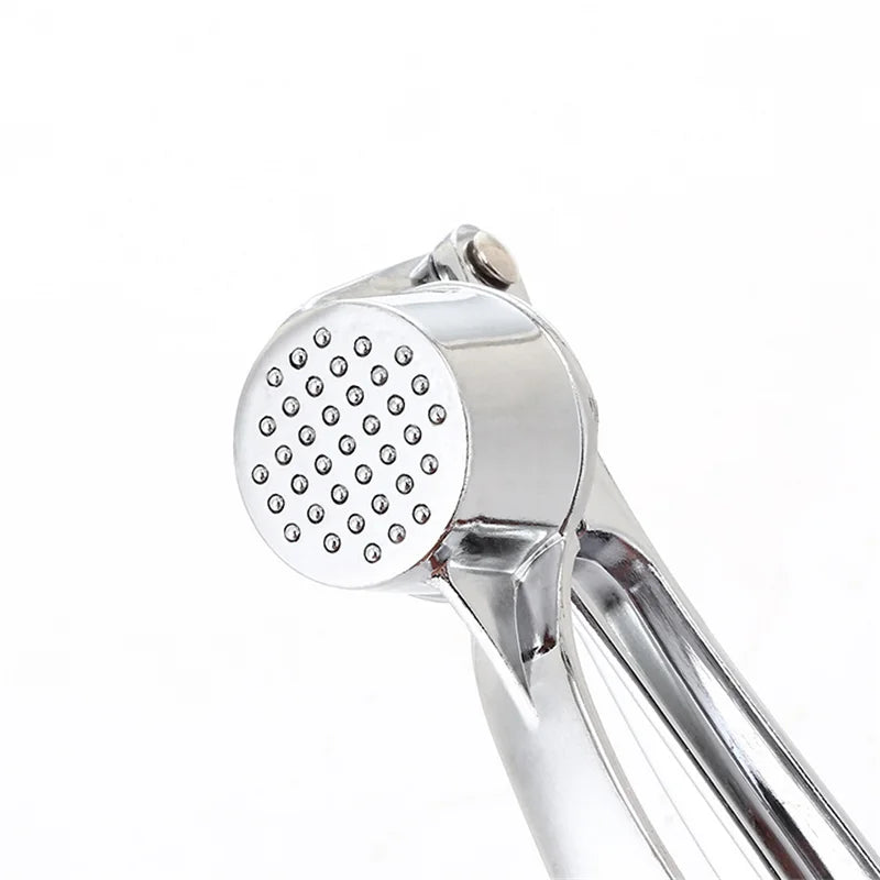Espremedor de alho manual em aço inox com alça ergonômica em fundo branco