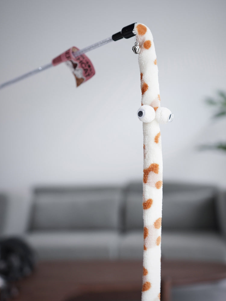 Varinha interativa com penas e sino para gatos em fundo branco