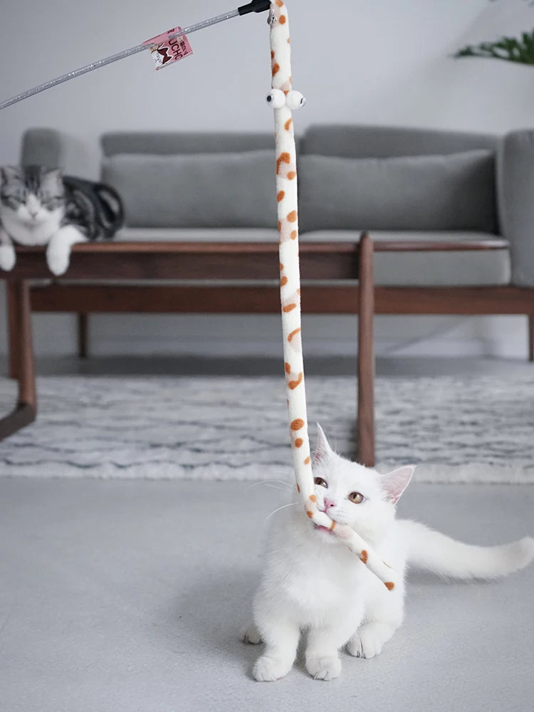 Varinha interativa com penas e sino para gatos em fundo branco