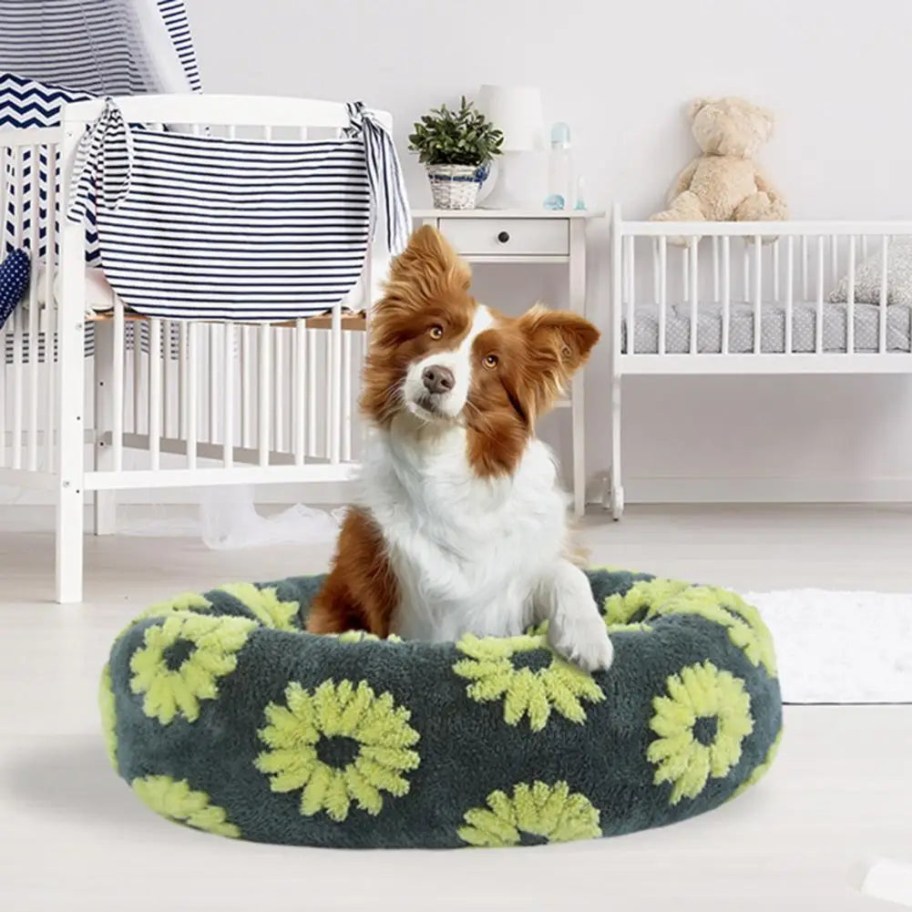 Cama calmante anti ansiedade para pet em pelúcia redonda formato donut em fundo branco