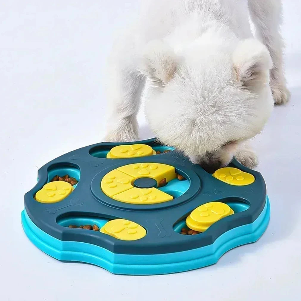 Comedouro puzzle interativo antiderrapante para cães e gatos em fundo branco