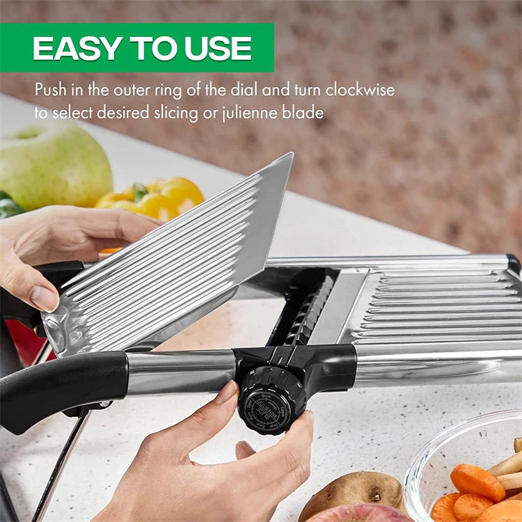 Mandoline fatiador profissional em aço inox ajustável em fundo branco
