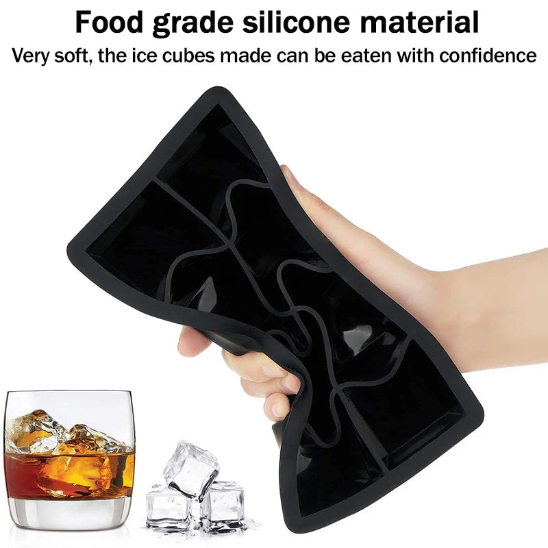 Forma de gelo em silicone com cubos grandes e tampa fechada em fundo branco