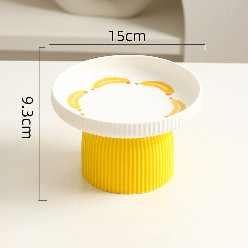 Tigela elevada de cerâmica para gatos e cães antiderrapante ergonômica em fundo branco