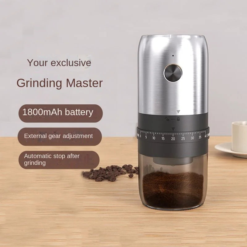 Moedor de café elétrico portátil USB com ajuste de moagem em fundo branco