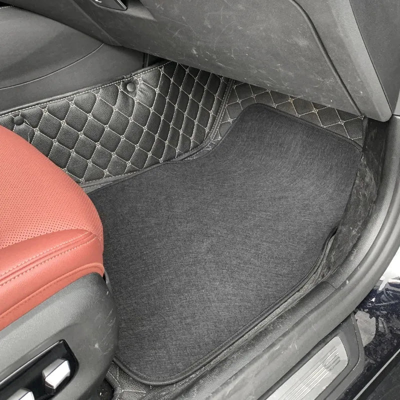 Tapete universal para carro kit completo dianteiro e traseiro antiderrapante em fundo branco