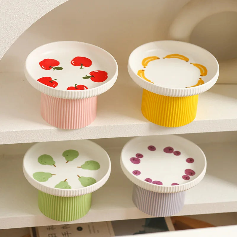 Tigela elevada de cerâmica para gatos e cães antiderrapante ergonômica em fundo branco
