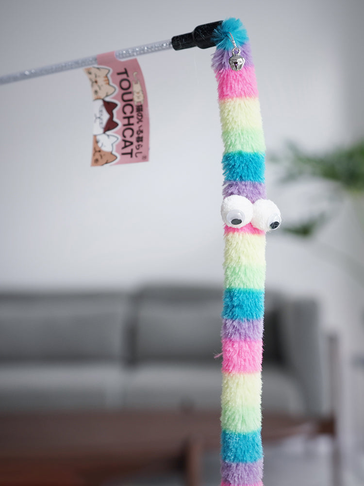 Varinha interativa com penas e sino para gatos em fundo branco