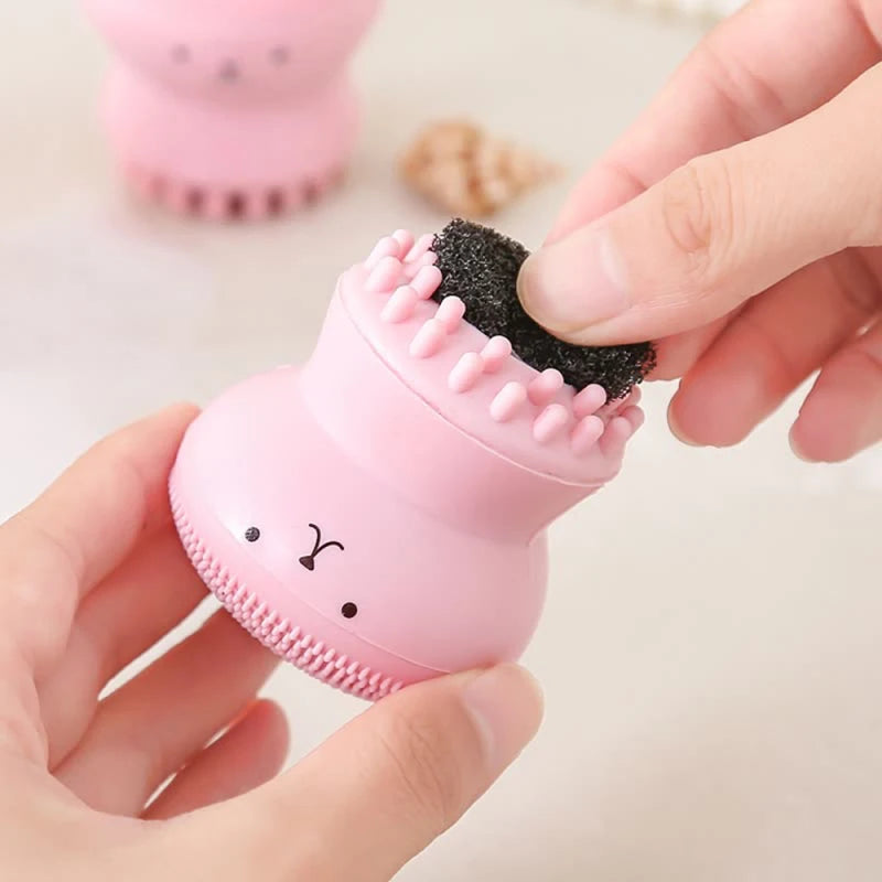 Escova facial de silicone sônica para limpeza profunda em fundo branco