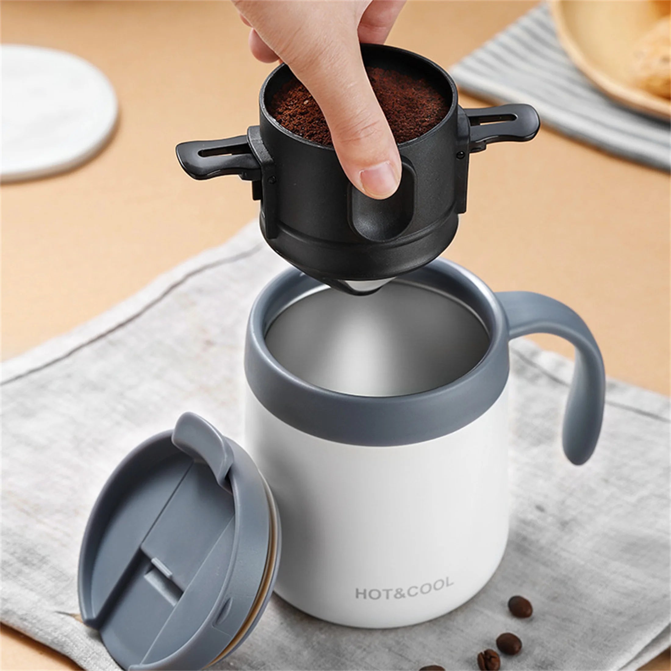 Cafeteira coador portátil inox com caneca térmica em fundo branco