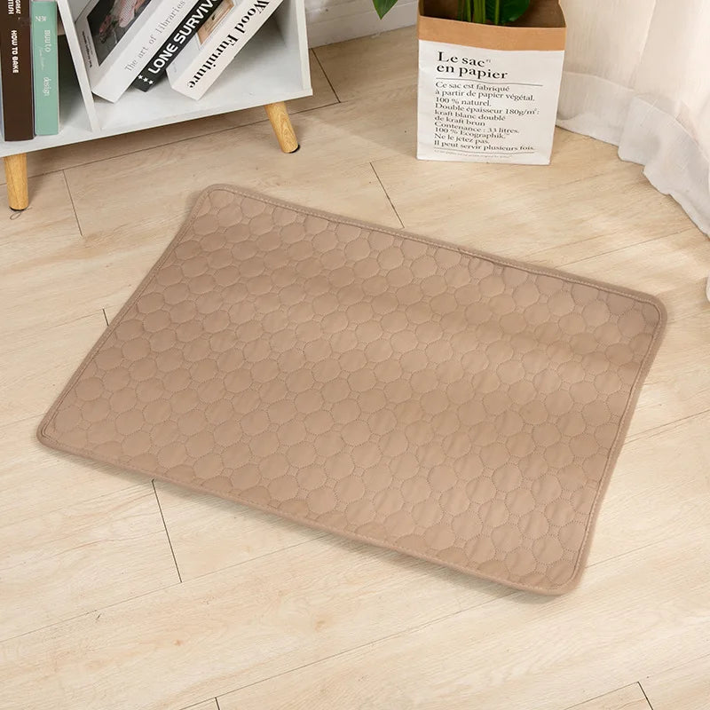 Tapete higiênico lavável reutilizável para cães em fundo branco