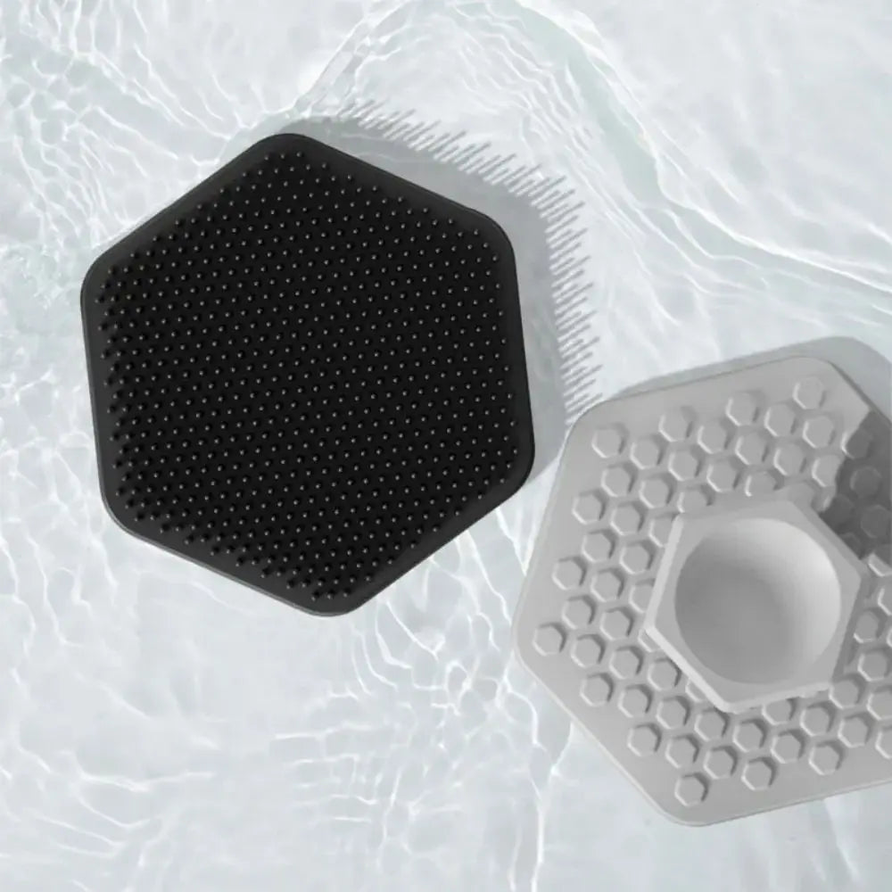 Escova facial de silicone limpeza profunda em fundo branco