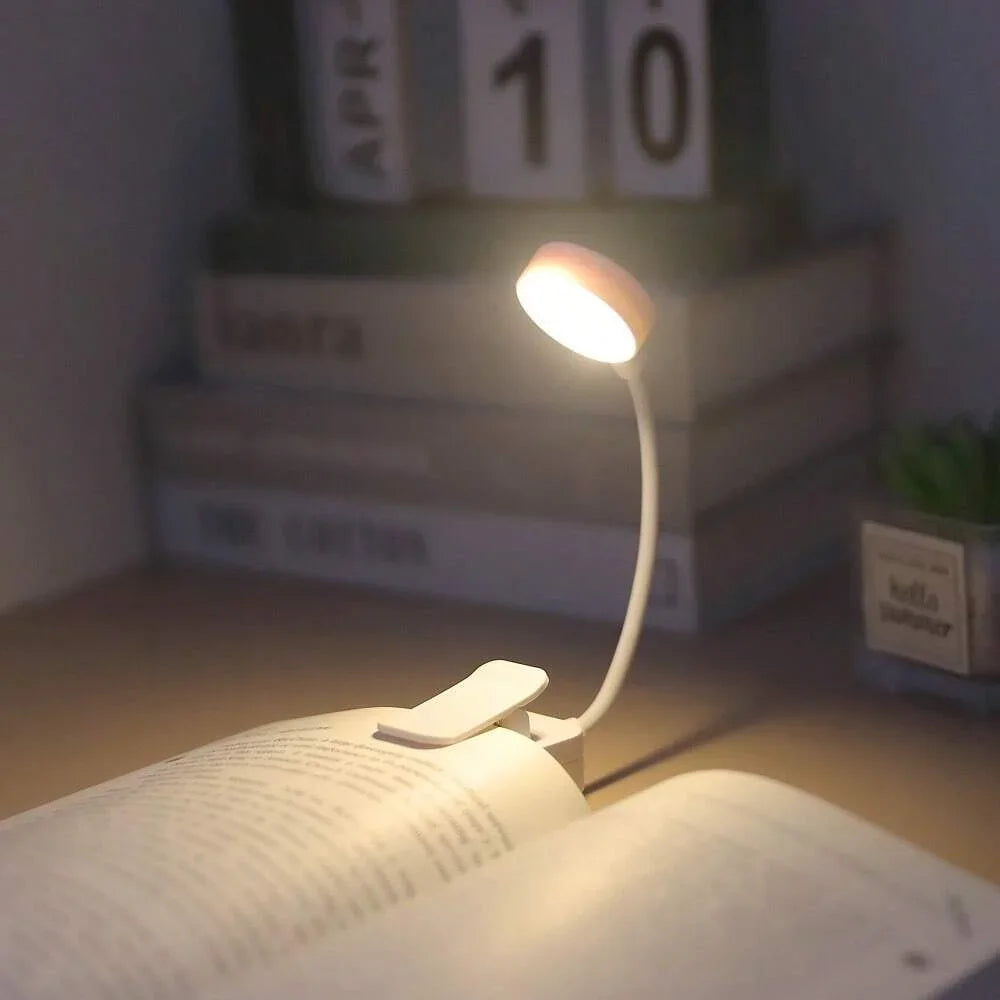 Luminária LED clip ajustável com 3 modos em fundo branco