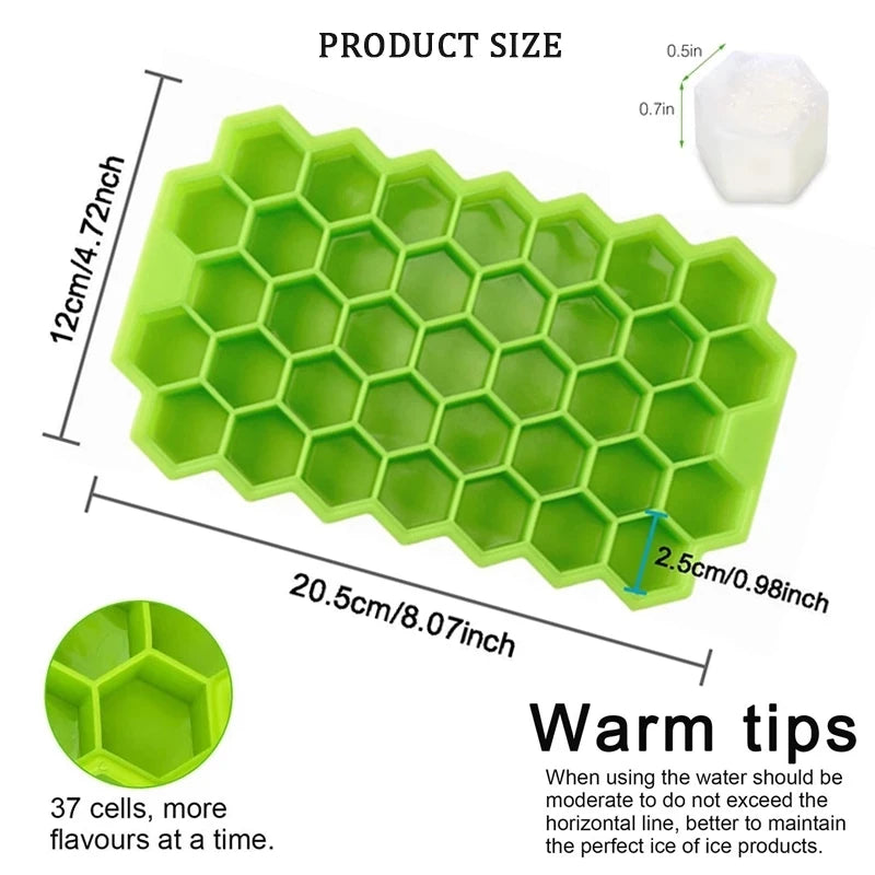 Forma de gelo em silicone com cubos grandes e tampa fechada em fundo branco