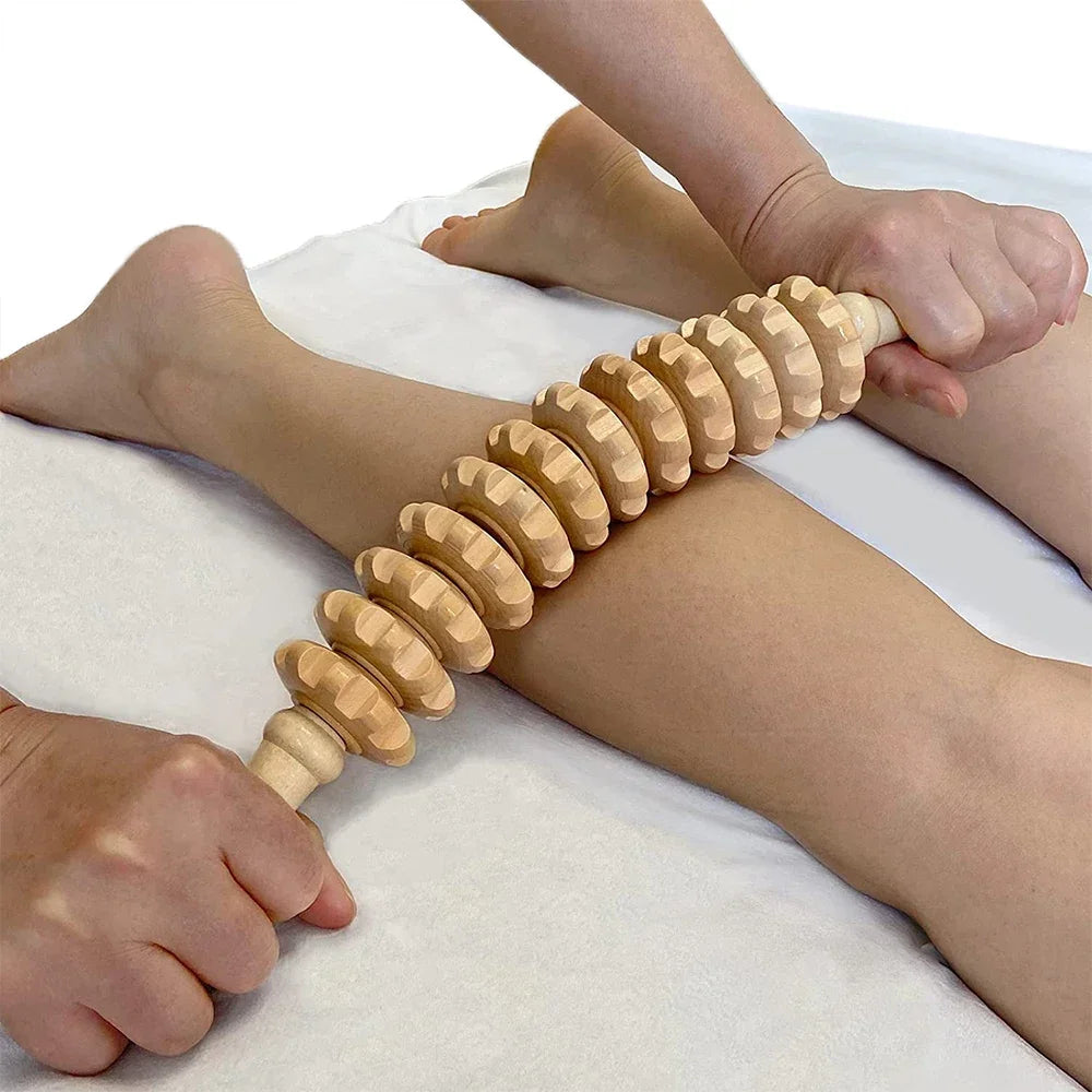 Massageador corporal de madeira rolo manual em fundo branco
