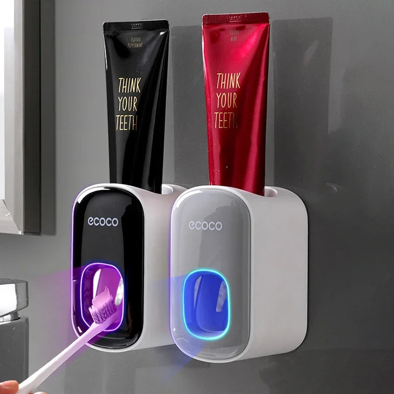 Dispenser automático de pasta de dente de parede em fundo branco