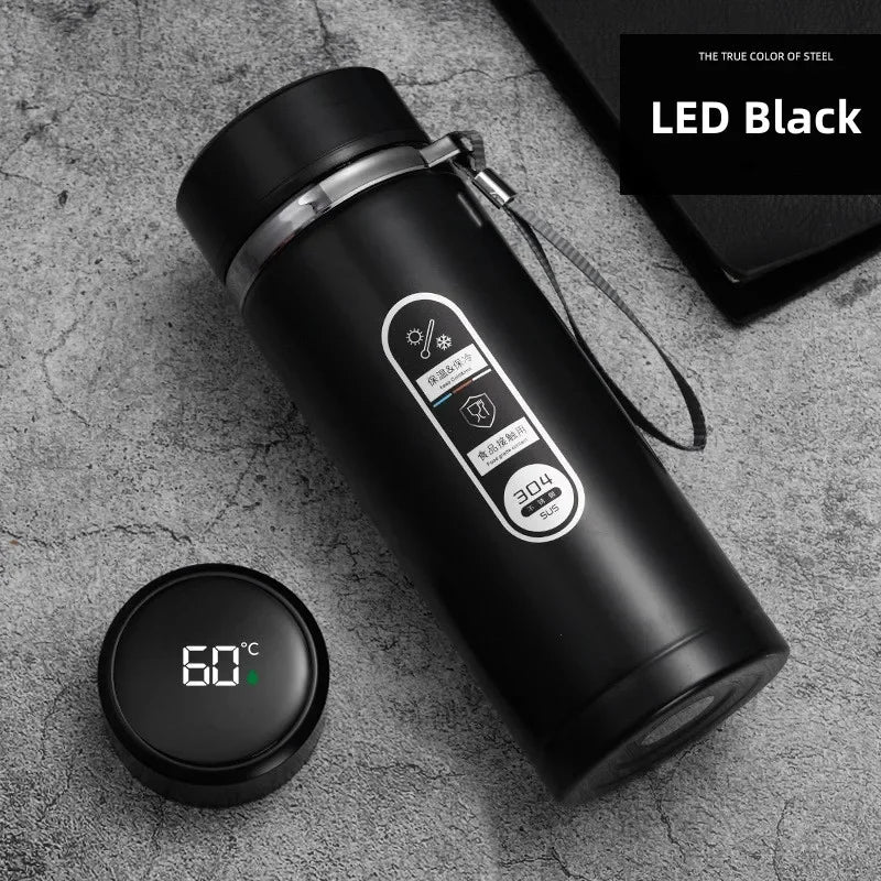 Garrafa térmica inox com display LED de temperatura em fundo branco