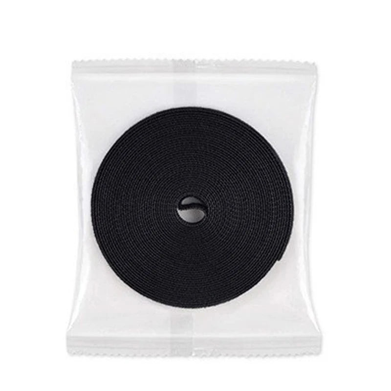 Fita velcro organizadora de cabos reutilizável em fundo branco