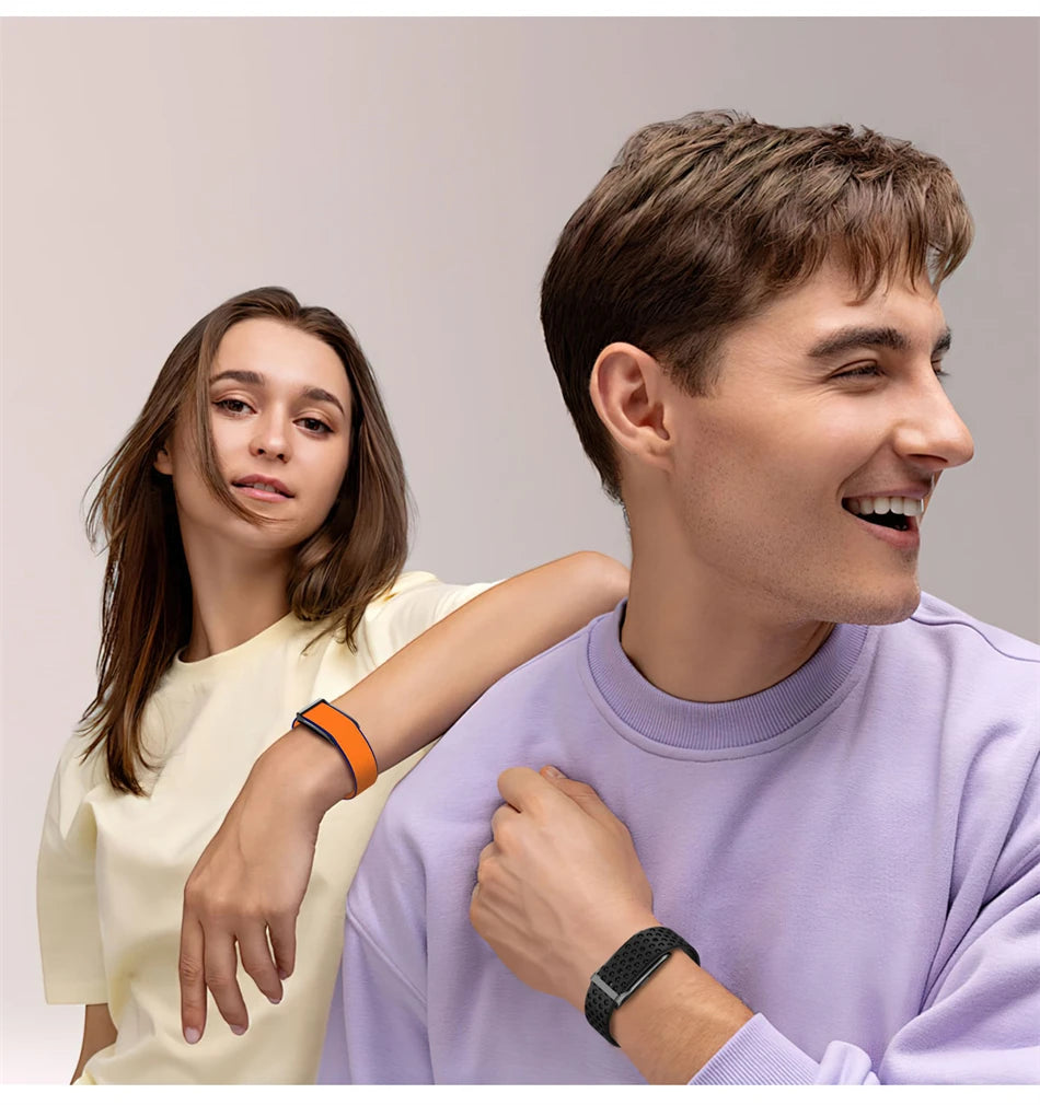 Pulseira fitness inteligente à prova d'água com monitor cardíaco em fundo branco