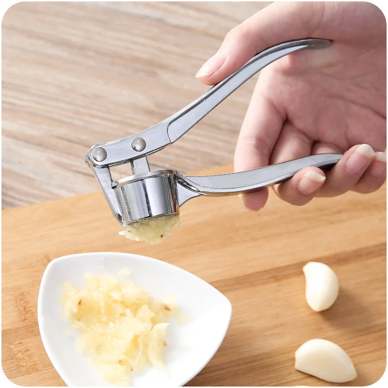 Espremedor de alho manual em aço inox com alça ergonômica em fundo branco