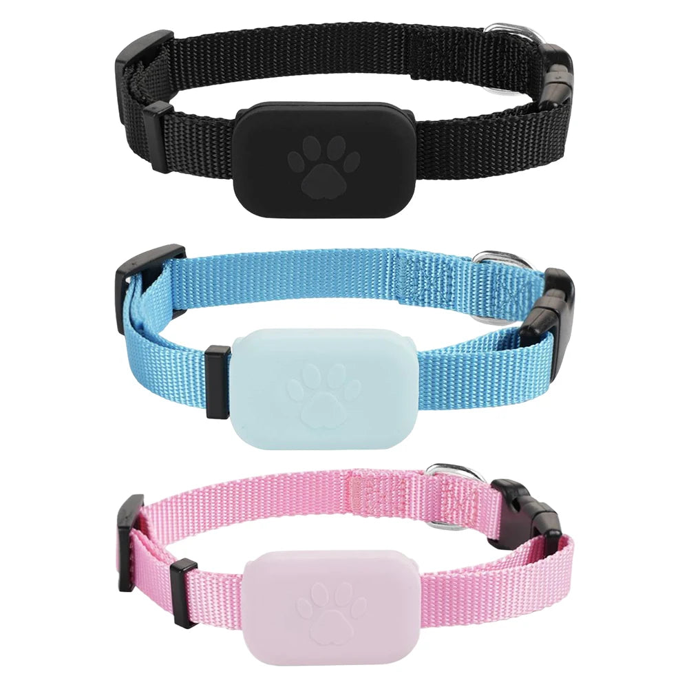 Rastreador GPS para cães e gatos à prova d'água com coleira ajustável em fundo branco
