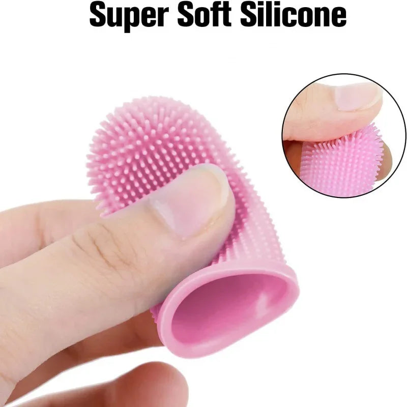 Escova de dedo para cães e gatos em silicone macio para limpeza dental em fundo branco