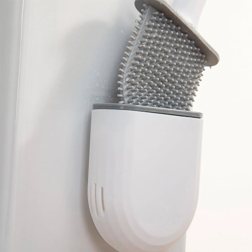 Escova de vaso sanitário em silicone com suporte de parede em fundo branco
