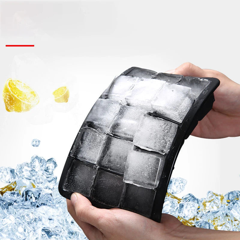Forma de gelo em silicone com cubos grandes e tampa fechada em fundo branco