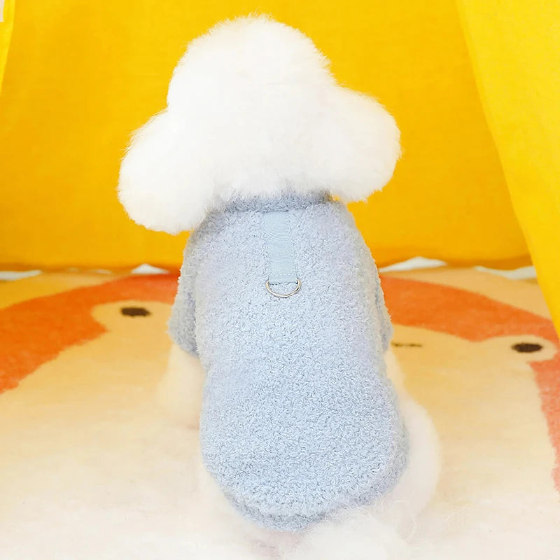 Roupinha suéter de inverno para cães em tricô macio com gola alta em fundo branco