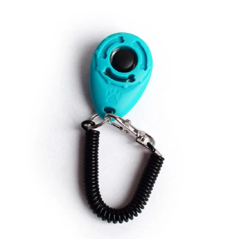 Clicker de treinamento com alça de pulso em fundo branco