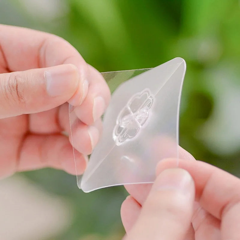Kit de ganchos adesivos transparentes para parede em fundo branco