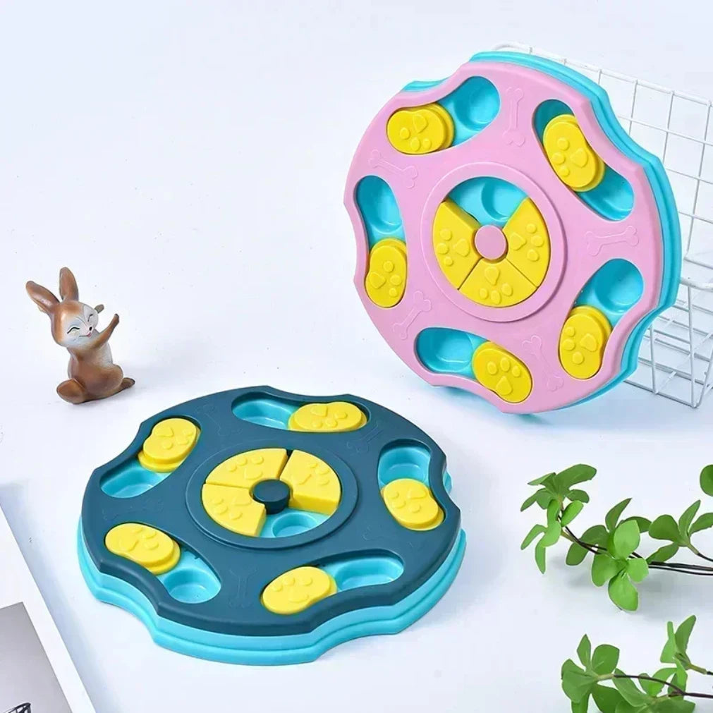 Comedouro puzzle interativo antiderrapante para cães e gatos em fundo branco