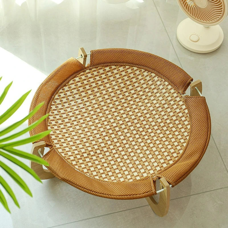Cama refrescante para pet com gel removível elevada respirável em fundo branco