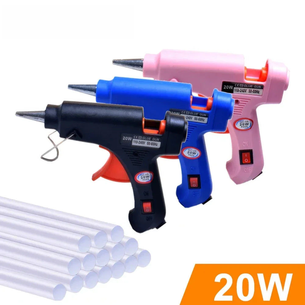 Pistola de cola quente elétrica com bastão de 7 mm em fundo branco