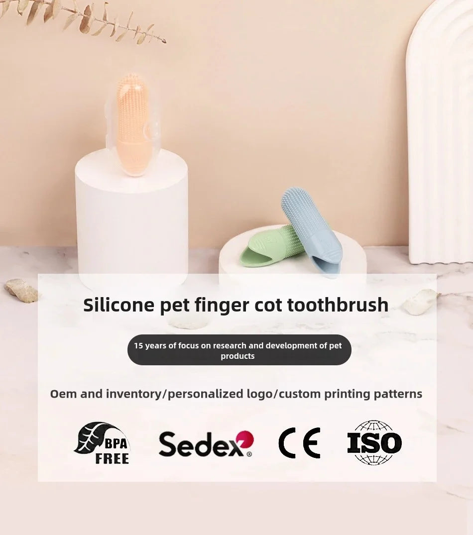 Escova dental dedeira 360 graus de silicone para cães e gatos em fundo branco