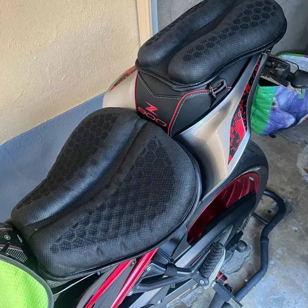 Almofada de gel 3D assento moto antiderrapante em fundo branco