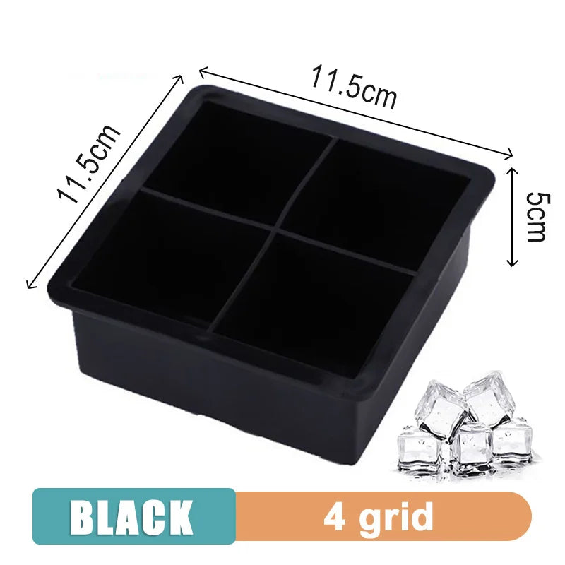 Forma de gelo em silicone com cubos grandes e tampa fechada em fundo branco