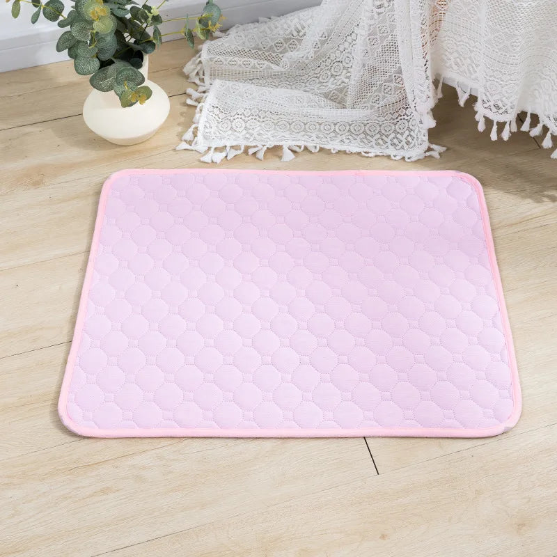 Tapete higiênico lavável reutilizável para cães em fundo branco