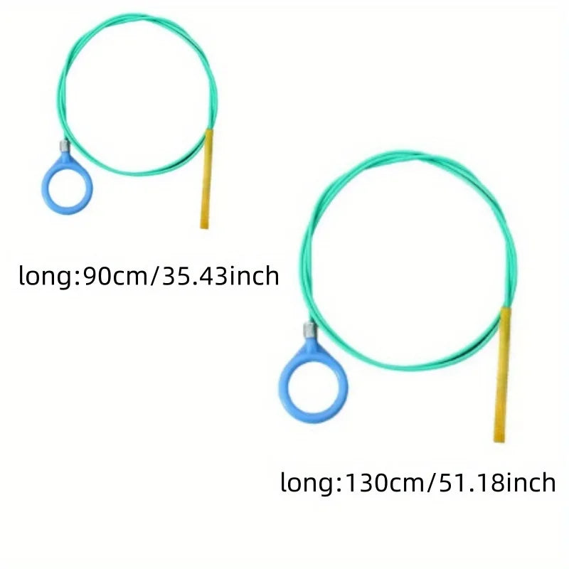 Cobra flexível metálica para desentupir ralo em fundo branco